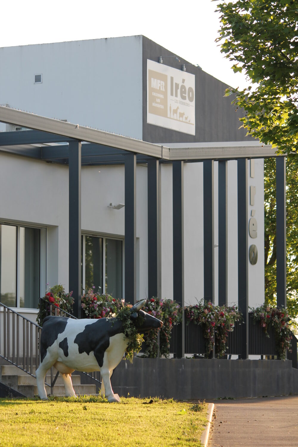 Facade de l'IREO Les Herbiers pendant la célébration des 60 ans de la MFR